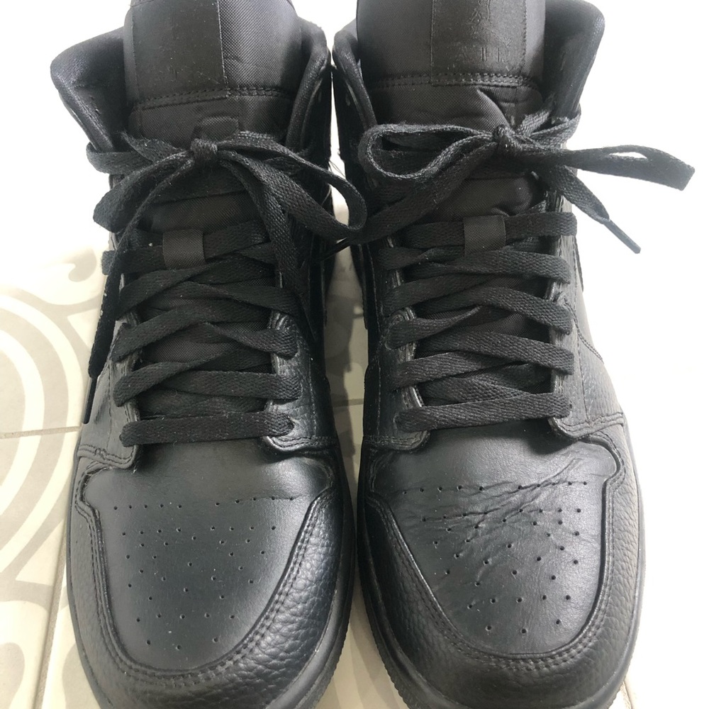 JORDAN 1 MID ALL BLACK (MEN’S)